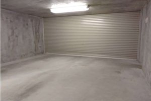 ガレージ内　シャッター